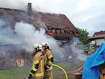 Die Feuerwehren bekämpfen die Flammen am Gebäude in Kirchehrenbach schnell.
