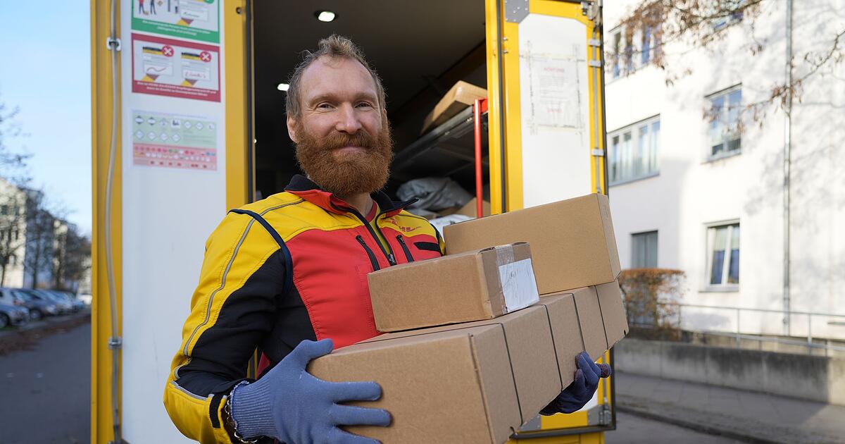 Zusteller-im-Weihnachtsstress-Man-ist-fix-und-fertig-