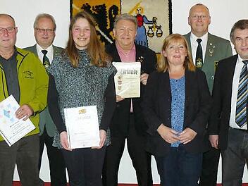 Mehrere Aktive der Schützengesellschaft erhielten das Deutsche und Bayerischen Meister-Abzeichen. Von links: Werner Gareis, Stefan Sigmund, Johanna Wunner, Edmund Burgstaller, Christine Schoch, Frank Wunner und Bürgermeister Siegfried Beyer.Foto: Klaus-Peter Wulf