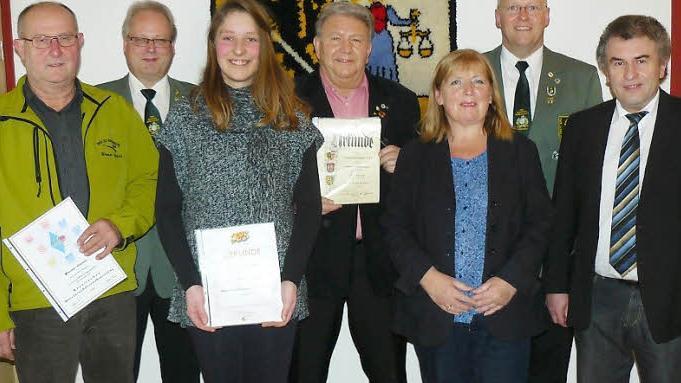 Mehrere Aktive der Schützengesellschaft erhielten das Deutsche und Bayerischen Meister-Abzeichen. Von links: Werner Gareis, Stefan Sigmund, Johanna Wunner, Edmund Burgstaller, Christine Schoch, Frank Wunner und Bürgermeister Siegfried Beyer.Foto: Klaus-Peter Wulf