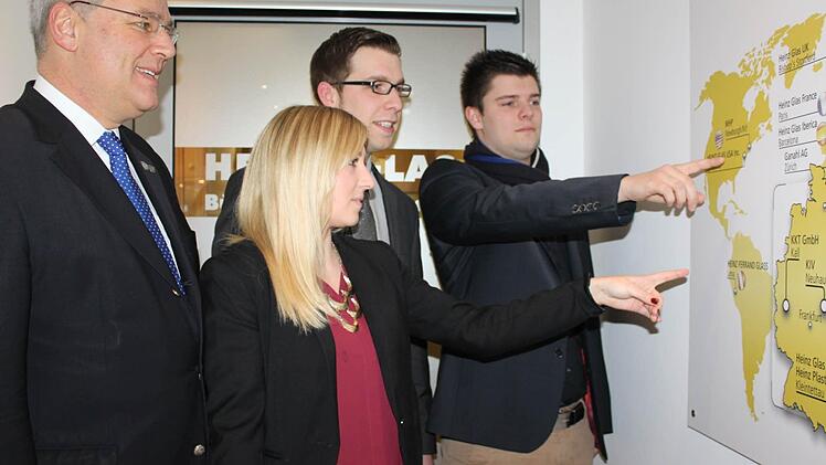 Sie machten im Rahmen ihres dualen Studiums ihre ersten Auslandserfahrungen: Sophie Neubauer und Andreas Wittmann (Zweite und Vierter von links). Mit im Bild Hauptabteilungsleiter Thomas Kneitz und der Leiter für Aus- und Weiterbildung, Fritz Hempfling. Foto: Veronika Schadeck