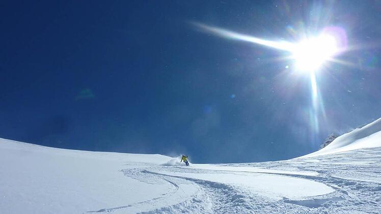 Die Sonne strahlt, blauer Himmel und der Schnee ist so pulvrig, dass jede Kurve staubt - Horts Kneitz genießt den "Run" und am Ende wartet der Helikopter und bringt die Skifahrer wieder auf den Gipfel. Foto: privat