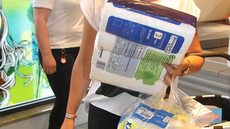 Saskia Günther aus Presseck hat für 80 Euro eingekauft - auf Vorrat. Ihre Mutter war selbst im Paul-Gerhardt-Kindergarten.