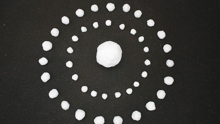 "Milchstraße" - aus Schnee auf Asphalt Foto: Hubert Kolling