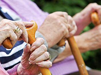 Alte Menschen mit Gehstöcken  Foto: Oliver Berg/dpa
