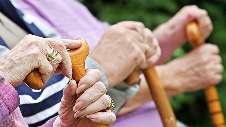 Alte Menschen mit Gehstöcken  Foto: Oliver Berg/dpa