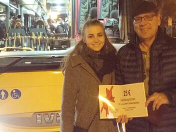Mit Lea Mertin sind es 1000 junge Leute, die den Partyexpress der Stadt Neustadt und ihrer Partner nutzten. Detlev Heerlein überreicht ihr einen Gutschein. Foto: Stadtverwaltung