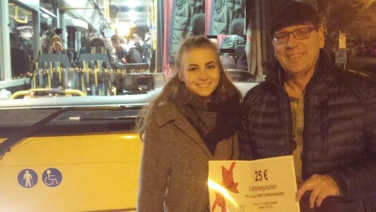 Mit Lea Mertin sind es 1000 junge Leute, die den Partyexpress der Stadt Neustadt und ihrer Partner nutzten. Detlev Heerlein überreicht ihr einen Gutschein. Foto: Stadtverwaltung