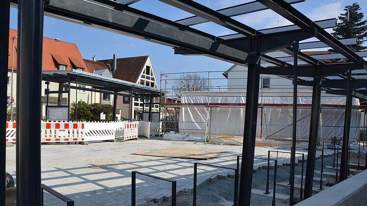 An der Schütt entsteht ein  Gastroplatz: Links die Bushaltestelle, im Vordergrund die Fahrradüberdachungen, im Hintergrund das noch verhüllte Imbiss-Haus.