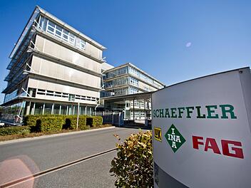 Herzogenaurach: Blick auf den Eingang des Hauptsitzes der Schaeffler AG.  Der Automobil- und Industriezulieferer will weltweit 950 Stellen abbauen. Foto: Daniel Karmann/dpa