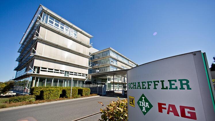 Herzogenaurach: Blick auf den Eingang des Hauptsitzes der Schaeffler AG.  Der Automobil- und Industriezulieferer will weltweit 950 Stellen abbauen. Foto: Daniel Karmann/dpa