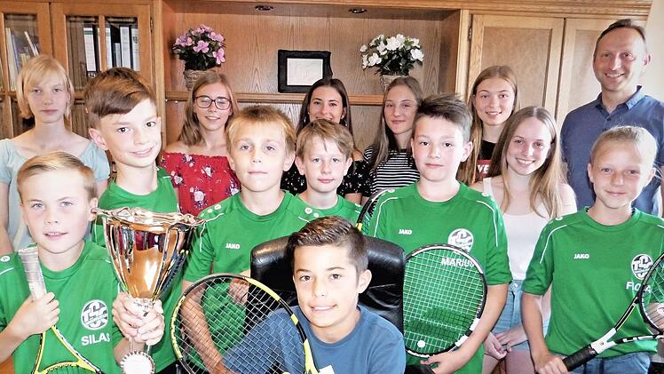Die jungen Tennis-Cracks beim Eintrag ins Gästebuch des Marktes