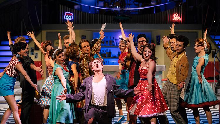 Begeisterten Applaus gab es bei der Wiederaufnahme des Rock'n'Roll-Musicals "A Spider Murphy Story" im Landestheater Coburg.Foto: Sebastian Buff
