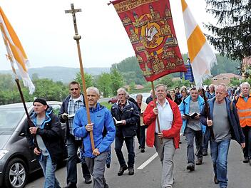 Die Wallfahrer aus Rauhenebrach vor Maria Limbach  Foto: gg
