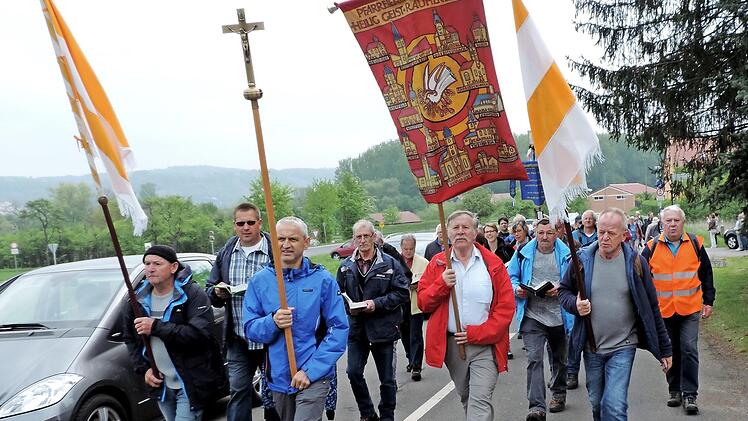 Die Wallfahrer aus Rauhenebrach vor Maria Limbach  Foto: gg