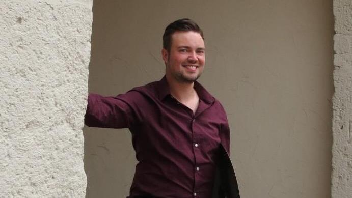 Marius Werner vor dem Euerdorfer Torhaus. Foto: Doris Bauer