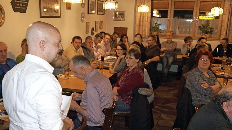 Bürgermeisterkandidaten Jan Heller stellte seine Ideen und die Pläne für die Zukunft vor.  Foto: Richard Sänger