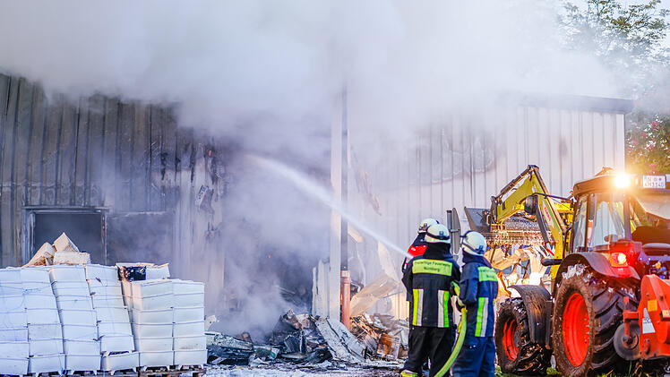 Verpackungsmaterial fing Feuer: Lagerhalle in Vollbrand