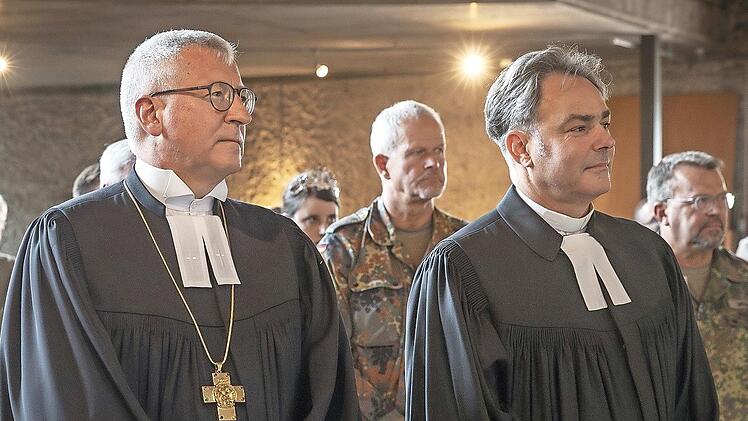 Der evangelische Militärbischof Bernhard Felmberg (links) war aus Berlin angereist, um die Installation von Militärpfarrer Bernhard Ziegler (rechts) vorzunehmen.