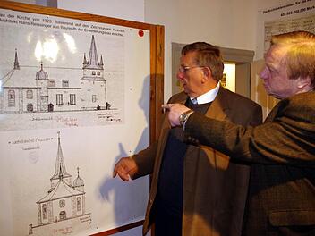 Am Dienstagabend wurde in Friesen die Ausstellung  "Gotteshaus-Träume - Friesens vergessene Kirchen" eröffnet. Fotos: Schülein