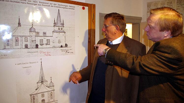 Am Dienstagabend wurde in Friesen die Ausstellung  "Gotteshaus-Träume - Friesens vergessene Kirchen" eröffnet. Fotos: Schülein
