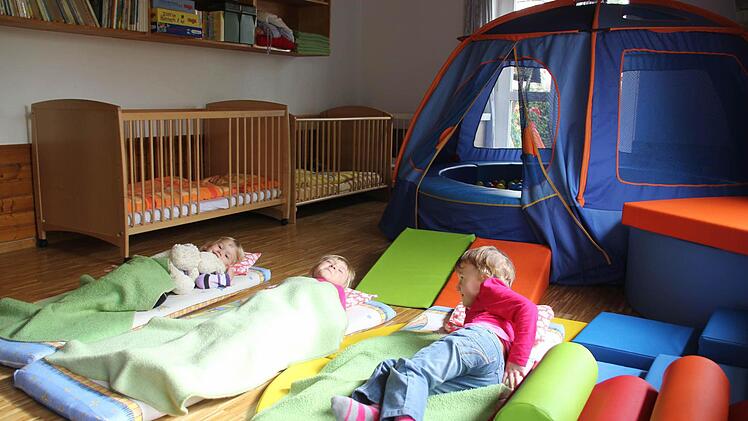 Lara, Nicola und Klara ruhen in dem Raum, der eigentlich als Spielraum dient. Mit dem Anbau soll der räumliche Engpass beseitigt werden.