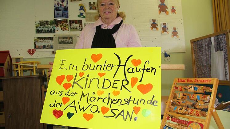 Das Schild für den Faschingsumzug hat Emmi Mähringer bereits gemalt. Foto: Sonja Adam