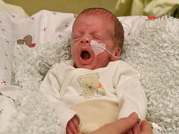 Eine Mutter im Klinikum Bamberg versorgt liebevoll ihr Frühchen. Foto: RiegerPress