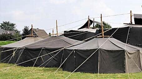 So sieht eine Jurtenburg nach dem Aufbau aus. Beim Pfingstzeltlager nahe Haid soll eine große und eine kleine Burg neben Hunderten von Jurten und Kohten entstehen. Foto: Johanna Blum