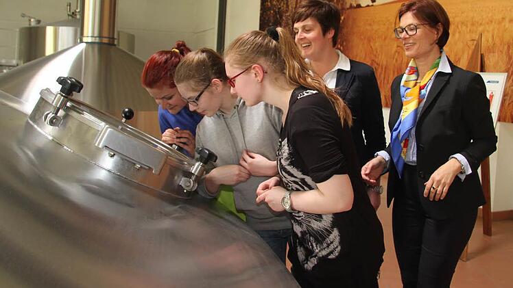 Helga Metzel und Personalreferentin Verena Ramming von der Kulmbacher Brauerei (von rechts) begleiteten die Mädchen.