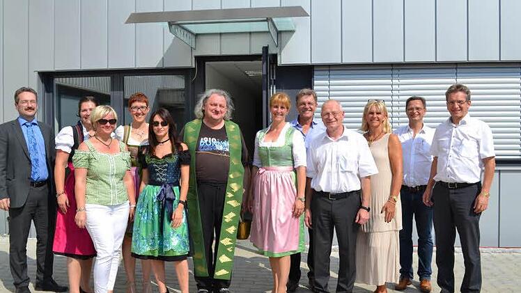 Natürlich waren neben den Mitarbeitern auch eine Vielzahl von Ehrengästen anwesend. Mit im Bild: Pater Waldemar Brysch, die geschäftsführende Gesellschafterin Britta Höfer, Herbert Müller vom Architekturbüro Müller, Geschäftsführer Ulrich Zirfas, Bürgermeisterin Susanne Grebner, Bauprojektleiter Thomas Beierwaltes und IHK Vizepräsident Hans Rebhan.