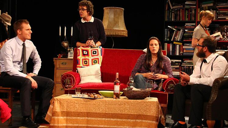 Ein normaler Abend im Kreise der Familie und Freunde - oder trügt der Schein? (Harald Wicht, Sebastian Burkard, Daniela Burkhardt, Laura Waldmann, Christian Salomon). Foto: Florian Wicht