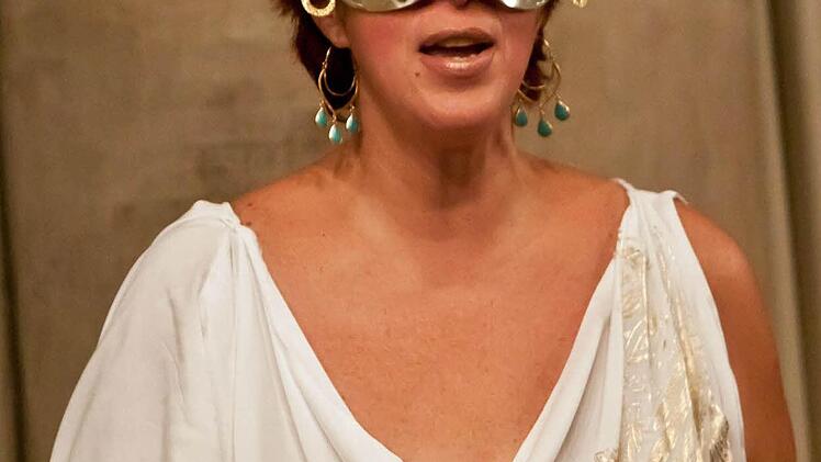 Das "Ensemble Karsanat" bei seinem Gastpiel im ehemaligen Refkrotium des einstigen Klosters Mönchröden: Esra Özbis (Sopran)Foto: Jochen Berger