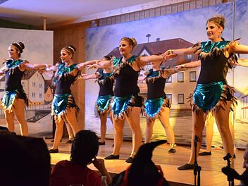 Die Tanzgruppe Ilumina brachte mit ihrem diesjährigen Afrika-Tanz ordentlich Stimmung in das Zahlbacher Schützenhaus. Foto: Kathrin Kupka-Hahn
