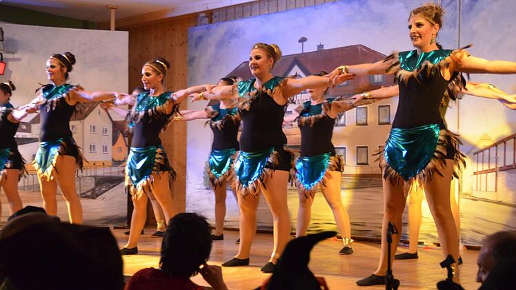 Die Tanzgruppe Ilumina brachte mit ihrem diesjährigen Afrika-Tanz ordentlich Stimmung in das Zahlbacher Schützenhaus. Foto: Kathrin Kupka-Hahn