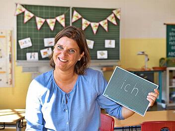 Silke Abwandner mit dem ersten Wort, das "ihre" Kinder am ersten Schultag lernen werden: ich  Fotos: Ronald Rinklef