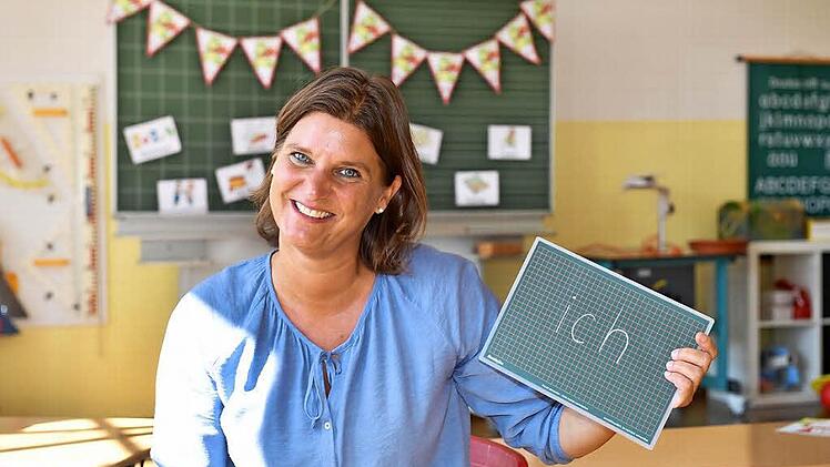 Silke Abwandner mit dem ersten Wort, das "ihre" Kinder am ersten Schultag lernen werden: ich  Fotos: Ronald Rinklef