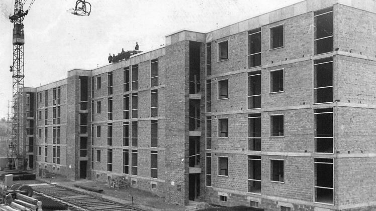 Die erste Richtkrone wird Ende September 1965 vom Baukran am Hörnleinsgrund hochgezogen. Foto: CT.Archiv / Frick