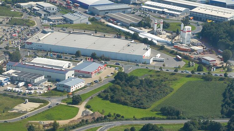 Die Stadt Hallstadt plant für ihre letzte große freie Fläche (im Foto oben rechts) im Gewerbegebiet um: Nicht mehr ein Park & Ride Platz sollen hier entstehen, sondern eine Tankstelle und ein Burger King.Luftbild: Ronald Rinklef