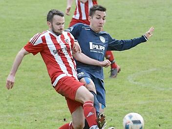 Ist im Gegensatz zum Hinspiel beim Heimspiel gegen den TSV Lengfeld am Start: Fuchsstadts Harald Bayer (hier im Duell mit Ansbachs Christian Sandner). Foto: ssp
