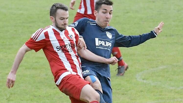 Ist im Gegensatz zum Hinspiel beim Heimspiel gegen den TSV Lengfeld am Start: Fuchsstadts Harald Bayer (hier im Duell mit Ansbachs Christian Sandner). Foto: ssp