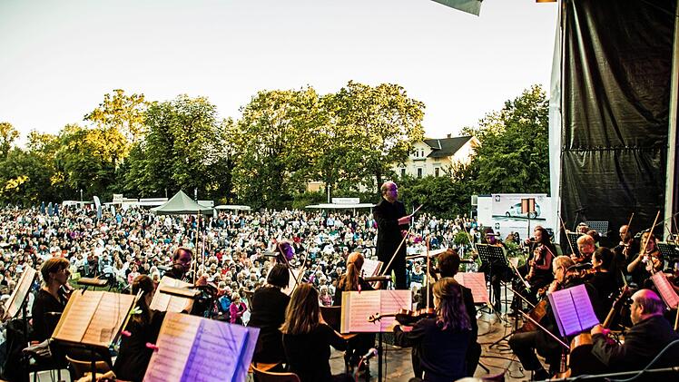 Tausende von Zuhörern bejubelten das Philharmonische Orchester des Landestheaters Coburg unter Leitung von Roland Kluttig  beim Klassik-Open-Air im Rosengarten.Foto: Jochen Berger
