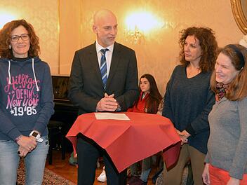 Die spanische Lehrerin Carolina Valesco (links)  hat mit ihrer Kolligen Maria Luisa Cobo und  Manuela Behrens-Fuchs (rechts) vom Jack-Steinberger-Gymnasium Bad Kissingen den Aufenthalt der Austauschschüler organisiert. Unser Bild zeigt sie im Gespräch mit Oberbürgermeister Kay Blankenburg. Foto: Peter Rauch