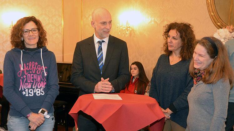 Die spanische Lehrerin Carolina Valesco (links)  hat mit ihrer Kolligen Maria Luisa Cobo und  Manuela Behrens-Fuchs (rechts) vom Jack-Steinberger-Gymnasium Bad Kissingen den Aufenthalt der Austauschschüler organisiert. Unser Bild zeigt sie im Gespräch mit Oberbürgermeister Kay Blankenburg. Foto: Peter Rauch