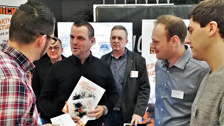 Sponsor Anton Schick (Zweiter von links), Inhaber der Unternehmensgruppe Schick Bau (Albertshausen), bedankte sich bei den Messe-Organisatoren (von links) Raphael Langer, Florian Grom und Marcel Dünisch mit einem Scheck; mit dabei war Thomas Alles (hinten Mitte), Bauleiter und Ausbildungsverantwortlicher bei Schick Bau
