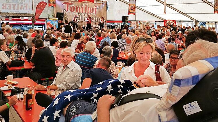 Günther Kufner (r.) genoss das Konzert der "Tonihof-Buam" in seiner alten Heimat im Bayerischen Wald. Foto: privat