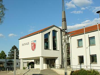 Nico Rogge (CSU) wird als neuer Bürgermeister ins Rathaus ziehen. Der Gemeinderat steht jetzt auch fest. Acht neue Gemeinderäten sind unter den insgesamt 20. Foto: Archiv Werner Vogel