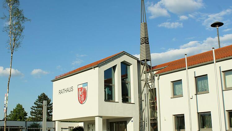 Nico Rogge (CSU) wird als neuer Bürgermeister ins Rathaus ziehen. Der Gemeinderat steht jetzt auch fest. Acht neue Gemeinderäten sind unter den insgesamt 20. Foto: Archiv Werner Vogel