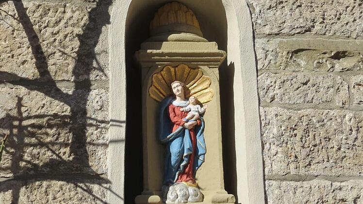 Muttergottesfigur aus Sandstein.