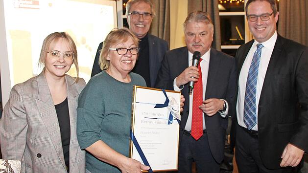 Gisela Meinel, Gesch&auml;ftsf&uuml;hrender Vorstand von &bdquo;Bierland Oberfranken&ldquo;, &bdquo;Schmausenkeller&ldquo;-Chefin Anita Dietz, Bernd Sauer von der Handwerkskammer, der Kulmbacher Landrat Klaus Peter S&ouml;llner und Regierungspr&auml;sident Forian Luderschmidt (von links) fr...